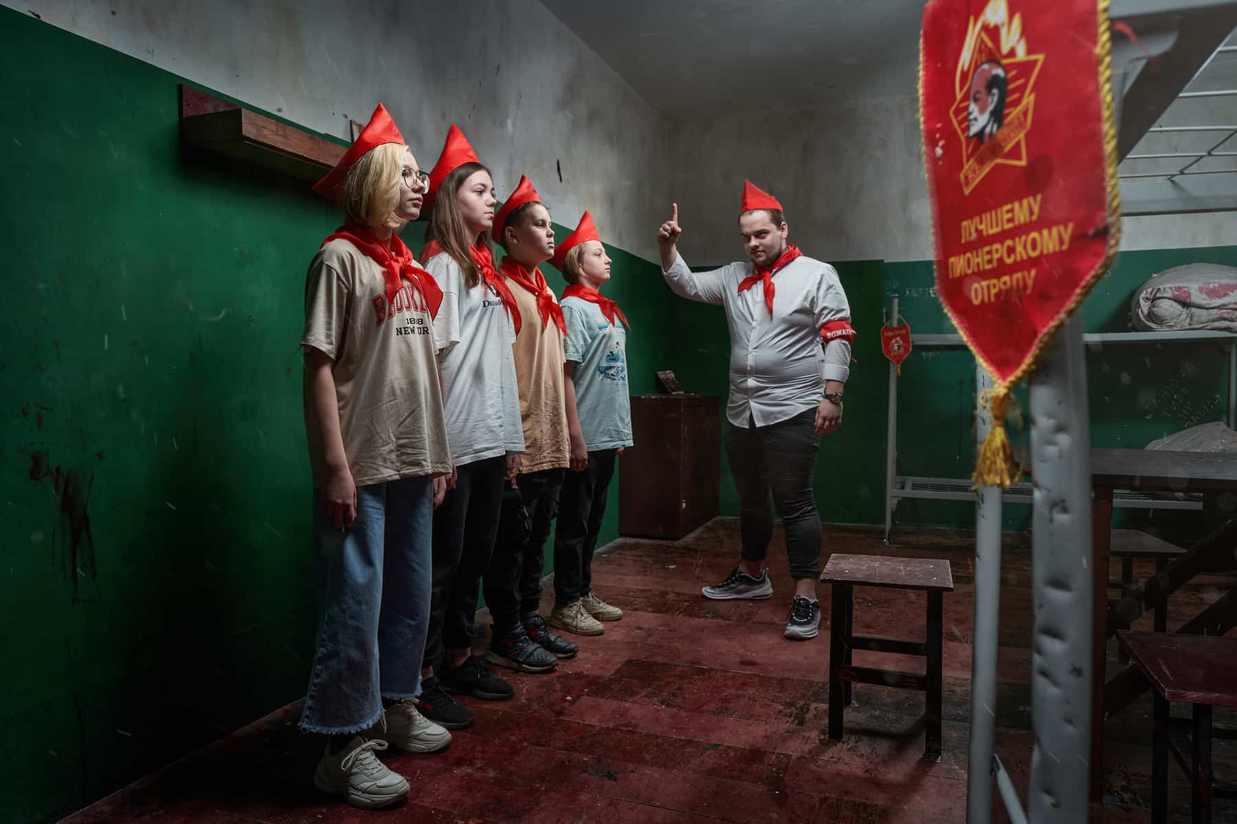 Лагерь строгого режима: спиритический сеанс
